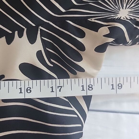 An Original Milly Of New York Elegant Black and Cream  Women's Top Size 2 - Picture 12 of 13